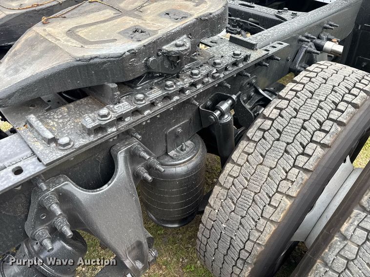 image for item EC3651 2019 International LT625 semi truck