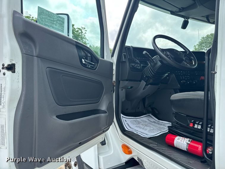 image for item EC3651 2019 International LT625 semi truck