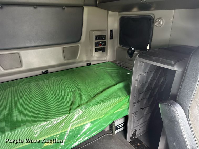 image for item EC3651 2019 International LT625 semi truck