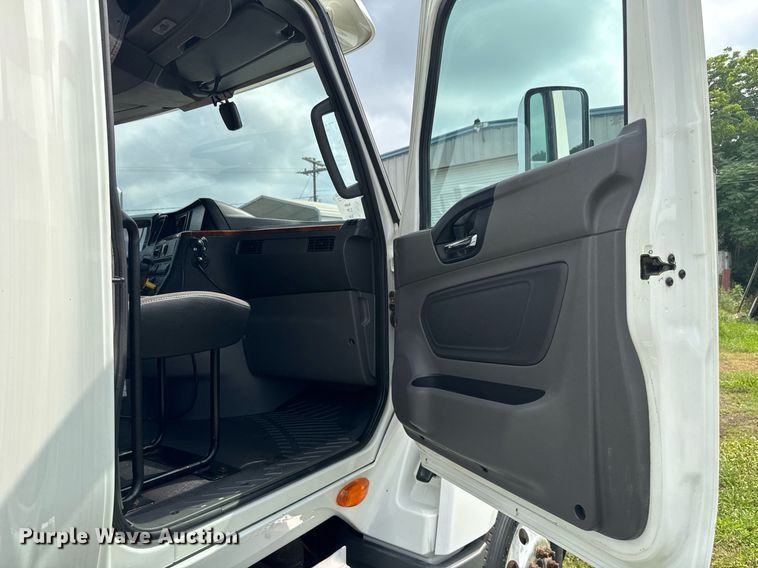 image for item EC3651 2019 International LT625 semi truck