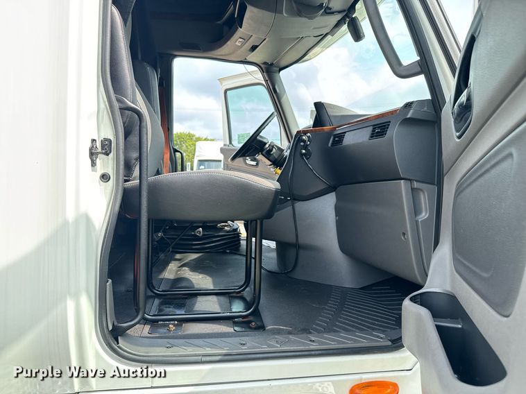 image for item EC3651 2019 International LT625 semi truck