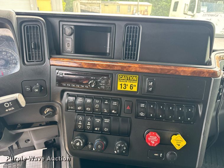 image for item EC3651 2019 International LT625 semi truck