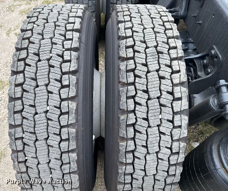 image for item EC3651 2019 International LT625 semi truck