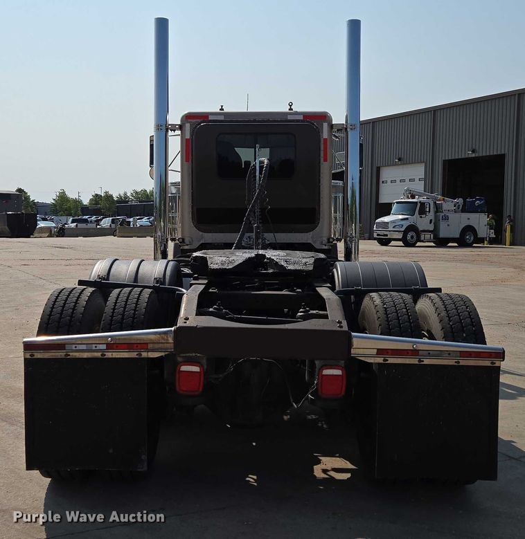 image for item ED2036 1996 Peterbilt 379 semi truck