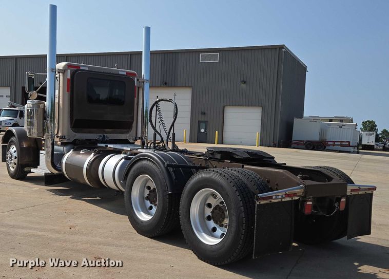image for item ED2036 1996 Peterbilt 379 semi truck