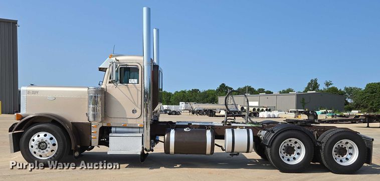 image for item ED2036 1996 Peterbilt 379 semi truck