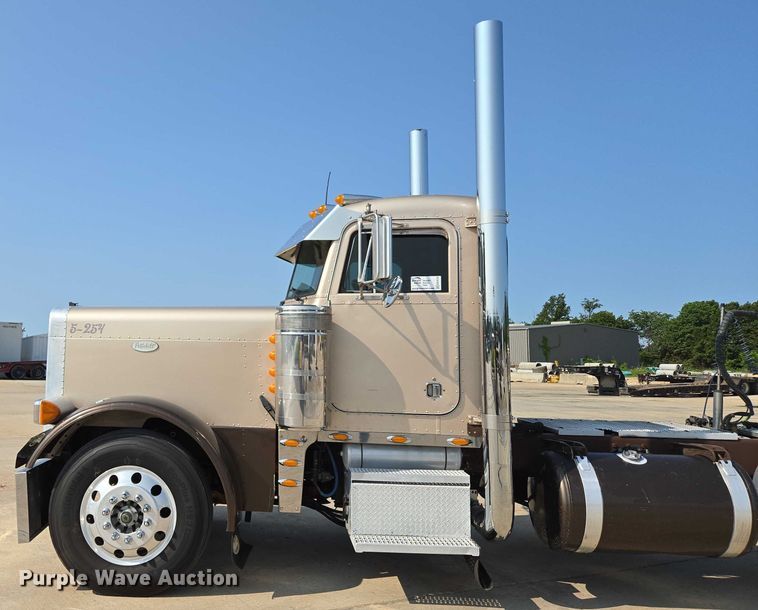 image for item ED2036 1996 Peterbilt 379 semi truck