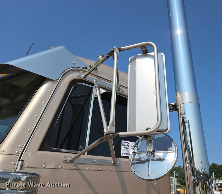 image for item ED2036 1996 Peterbilt 379 semi truck