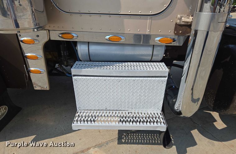image for item ED2036 1996 Peterbilt 379 semi truck