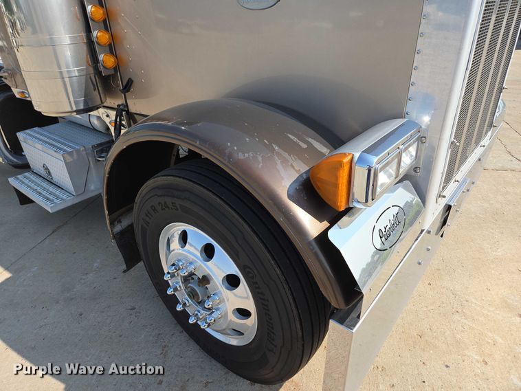 image for item ED2036 1996 Peterbilt 379 semi truck
