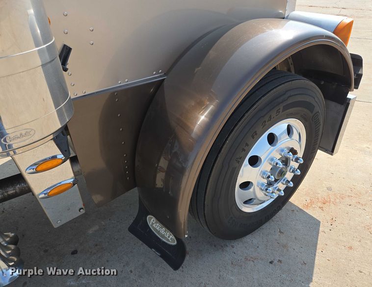 image for item ED2036 1996 Peterbilt 379 semi truck