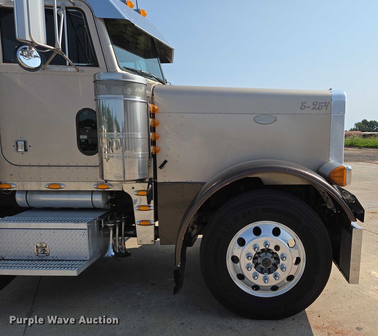 image for item ED2036 1996 Peterbilt 379 semi truck