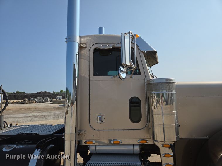 image for item ED2036 1996 Peterbilt 379 semi truck