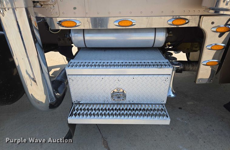 image for item ED2036 1996 Peterbilt 379 semi truck