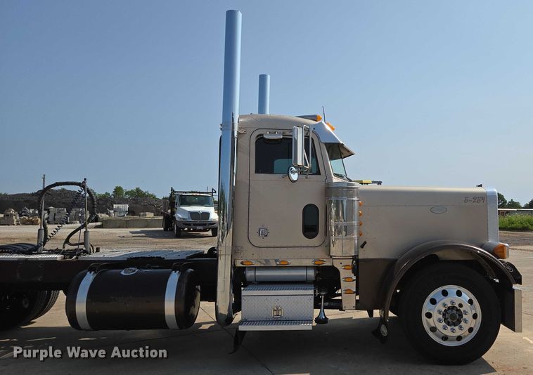 image for item ED2036 1996 Peterbilt 379 semi truck