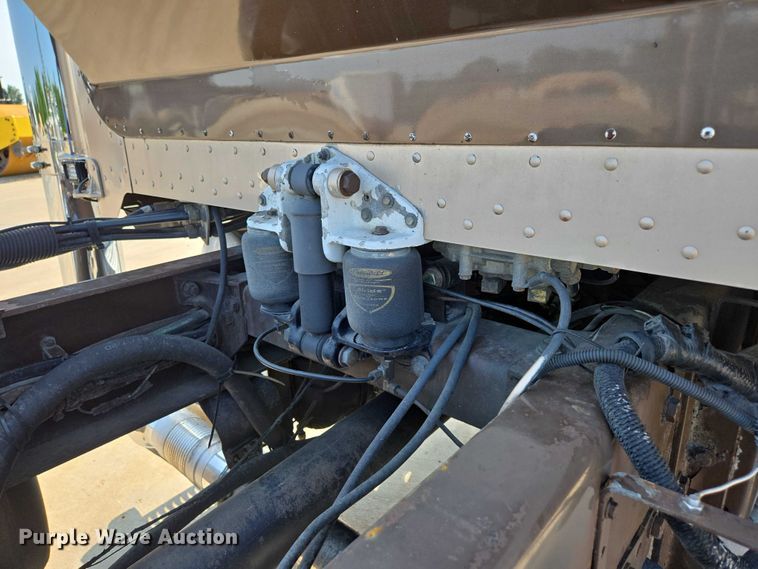 image for item ED2036 1996 Peterbilt 379 semi truck