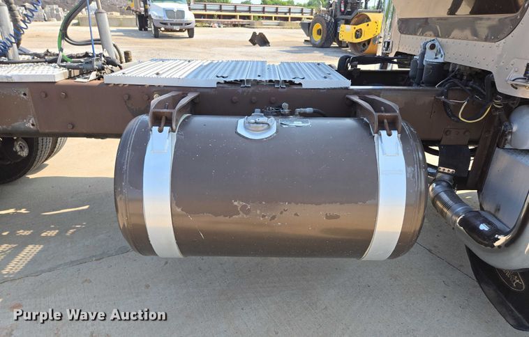 image for item ED2036 1996 Peterbilt 379 semi truck