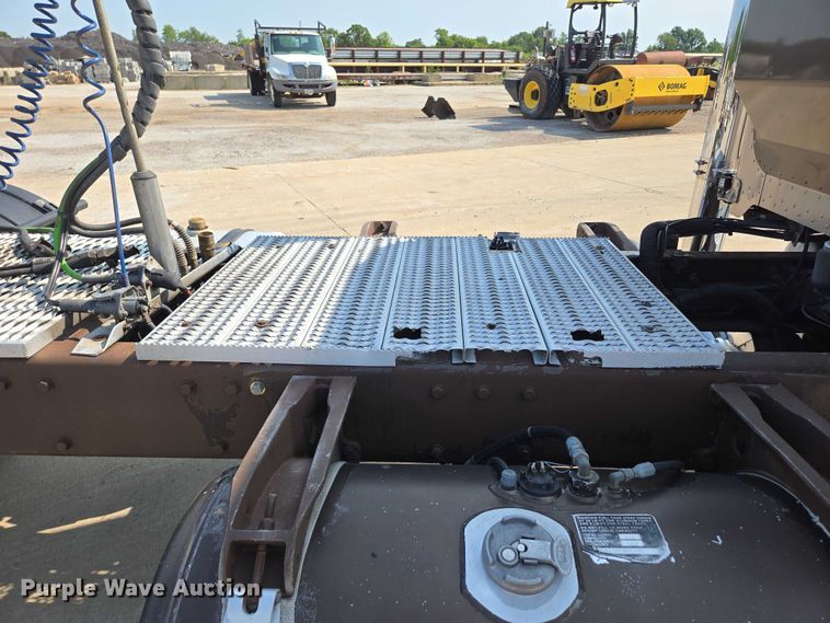 image for item ED2036 1996 Peterbilt 379 semi truck