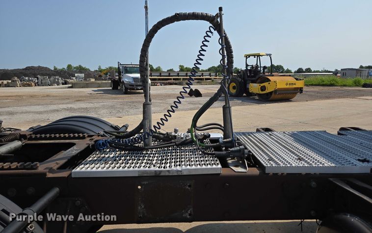 image for item ED2036 1996 Peterbilt 379 semi truck