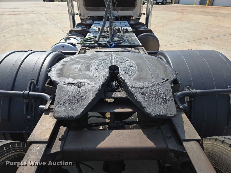 image for item ED2036 1996 Peterbilt 379 semi truck