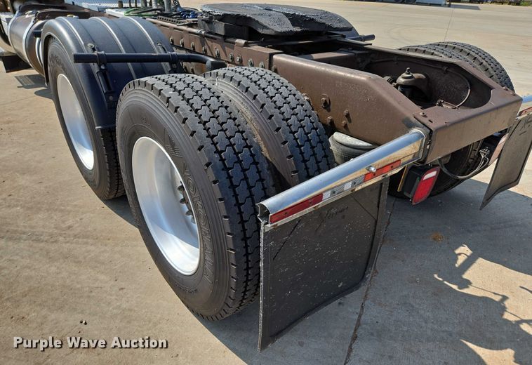 image for item ED2036 1996 Peterbilt 379 semi truck