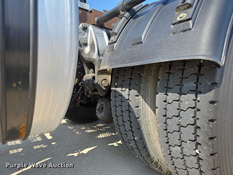 image for item ED2036 1996 Peterbilt 379 semi truck