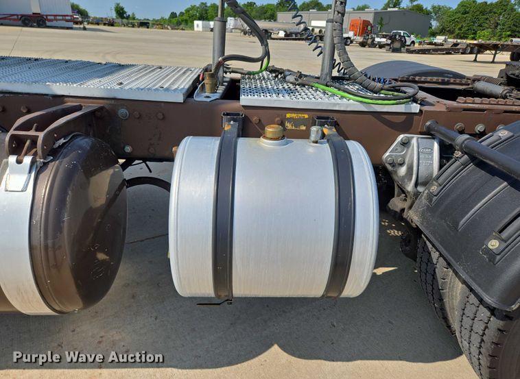 image for item ED2036 1996 Peterbilt 379 semi truck