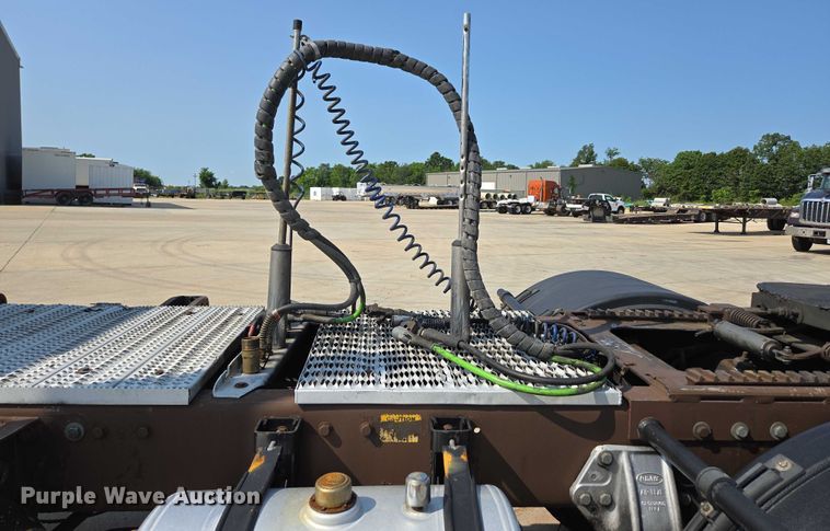 image for item ED2036 1996 Peterbilt 379 semi truck