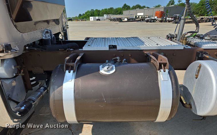 image for item ED2036 1996 Peterbilt 379 semi truck