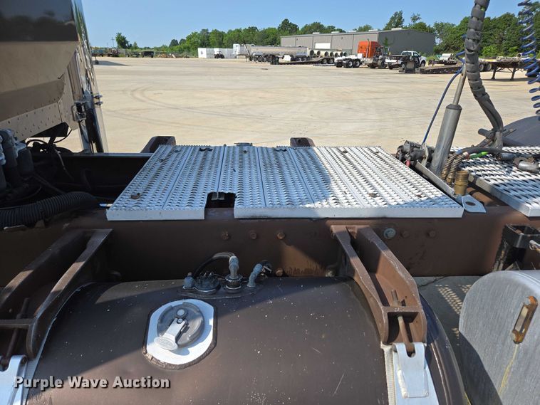 image for item ED2036 1996 Peterbilt 379 semi truck