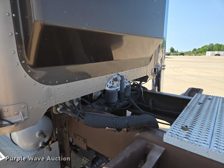 image for item ED2036 1996 Peterbilt 379 semi truck