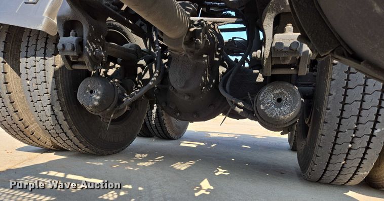 image for item ED2036 1996 Peterbilt 379 semi truck