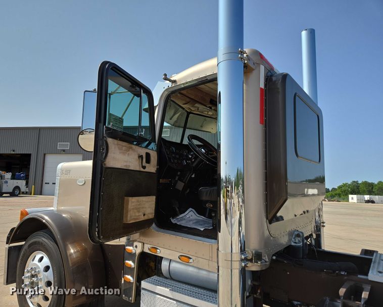 image for item ED2036 1996 Peterbilt 379 semi truck