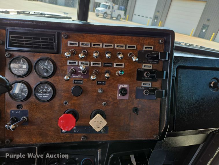 image for item ED2036 1996 Peterbilt 379 semi truck