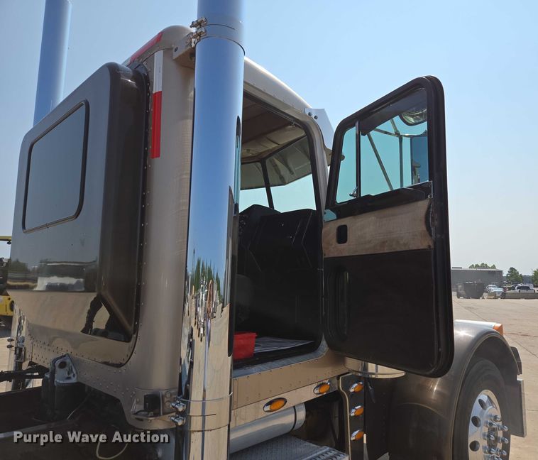 image for item ED2036 1996 Peterbilt 379 semi truck