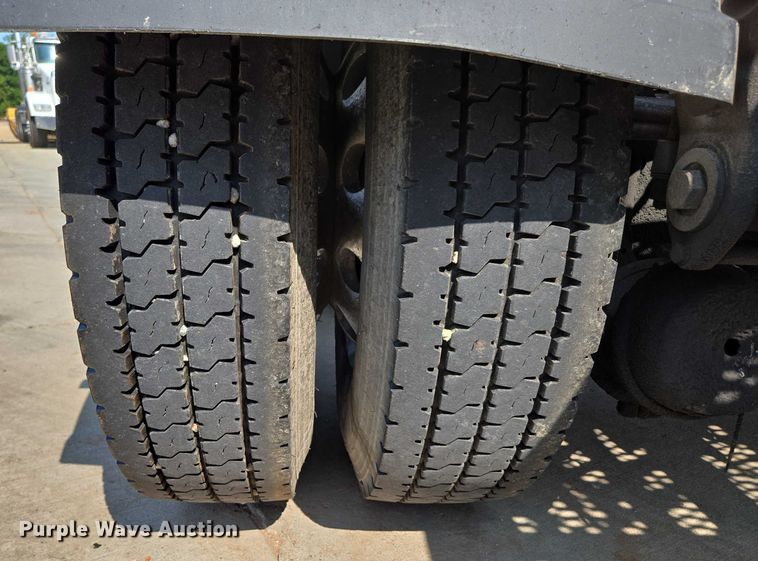 image for item ED2036 1996 Peterbilt 379 semi truck