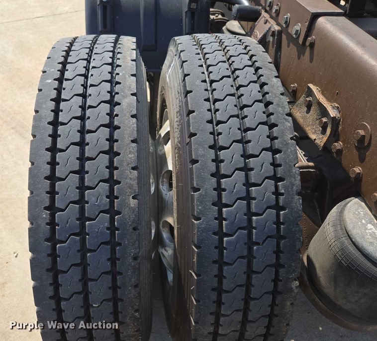 image for item ED2036 1996 Peterbilt 379 semi truck