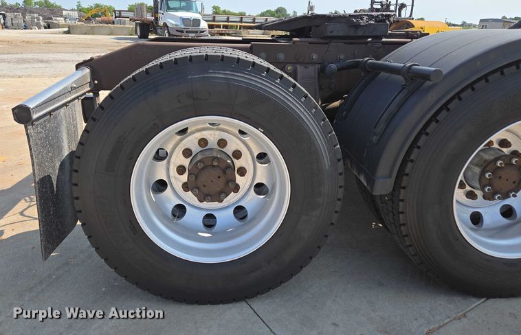 image for item ED2036 1996 Peterbilt 379 semi truck