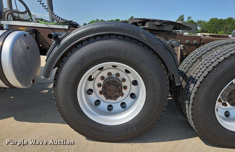 image for item ED2036 1996 Peterbilt 379 semi truck