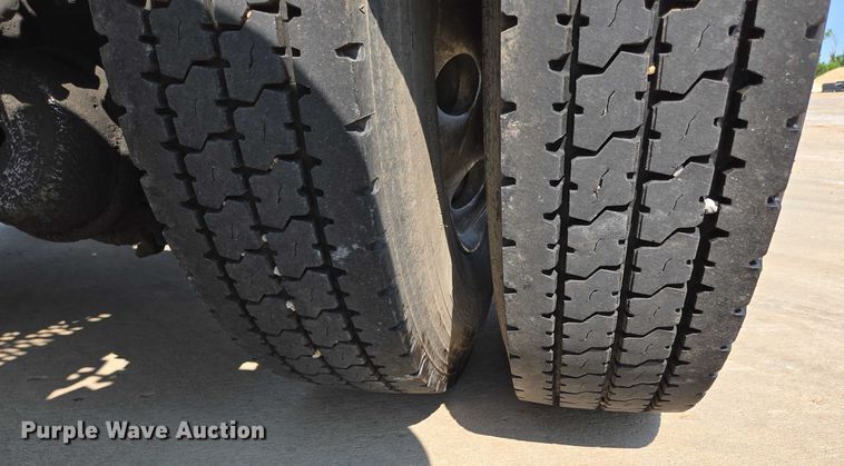 image for item ED2036 1996 Peterbilt 379 semi truck