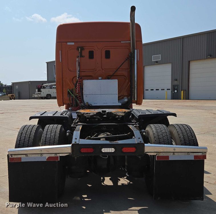 image for item ED2037 2015 Freightliner Cascadia semi truck