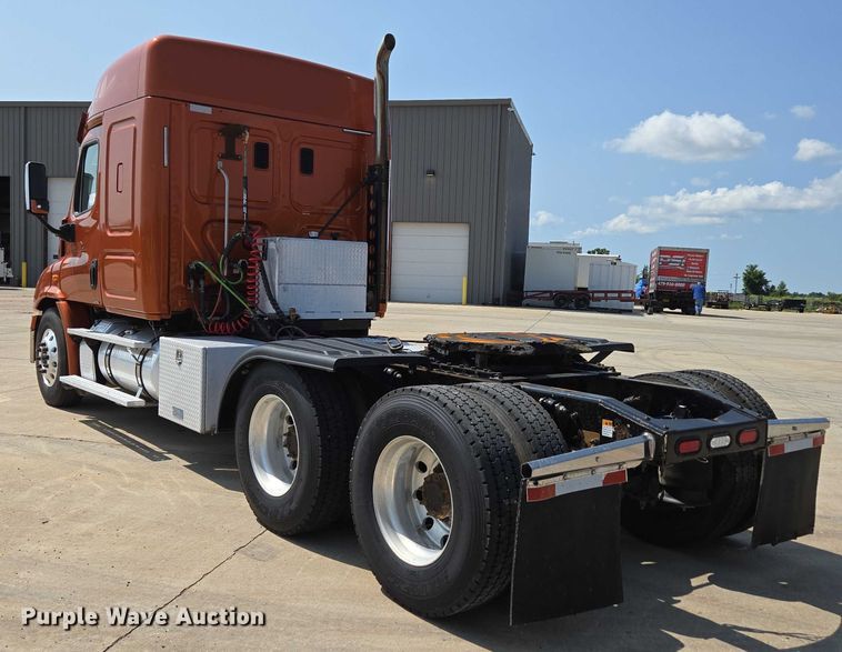 image for item ED2037 2015 Freightliner Cascadia semi truck