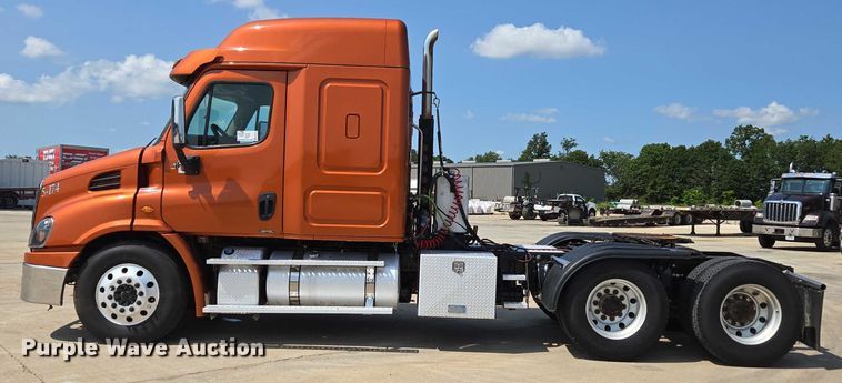 image for item ED2037 2015 Freightliner Cascadia semi truck