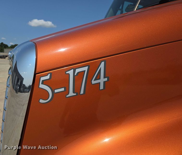 image for item ED2037 2015 Freightliner Cascadia semi truck