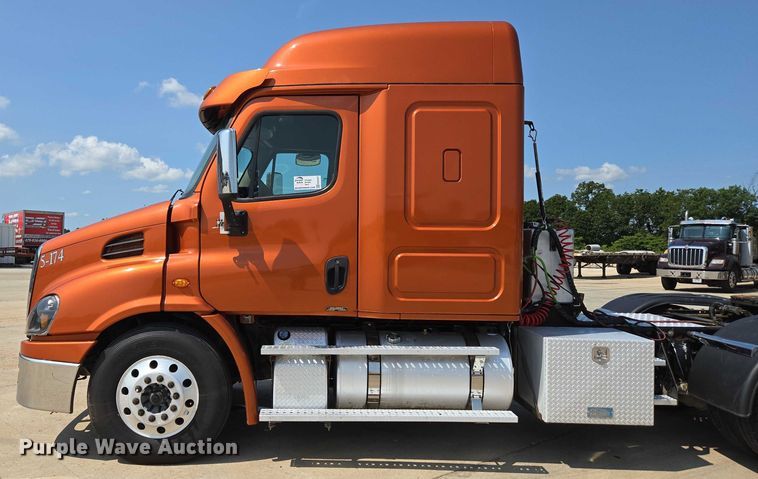 image for item ED2037 2015 Freightliner Cascadia semi truck