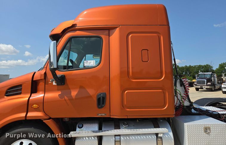 image for item ED2037 2015 Freightliner Cascadia semi truck