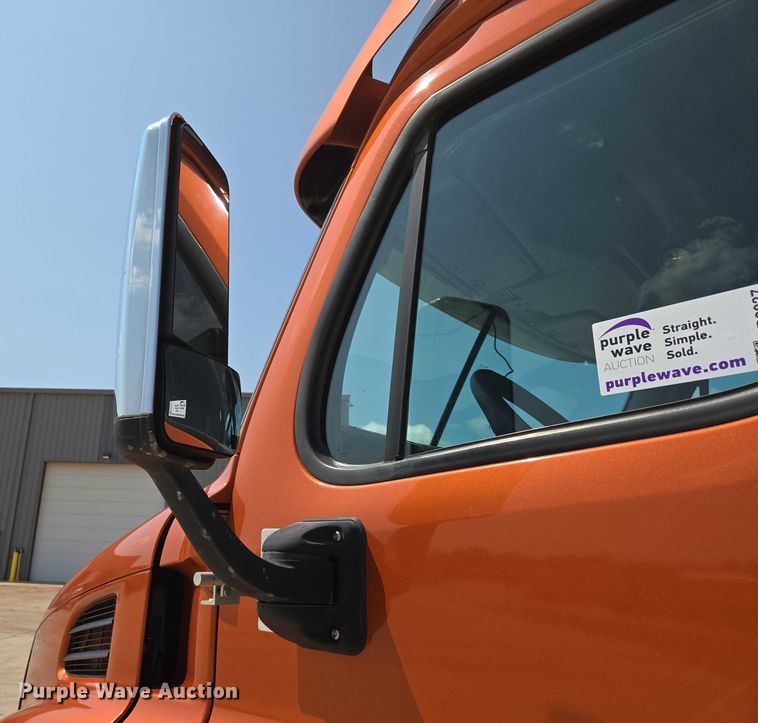 image for item ED2037 2015 Freightliner Cascadia semi truck