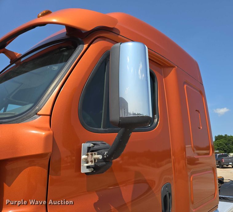 image for item ED2037 2015 Freightliner Cascadia semi truck