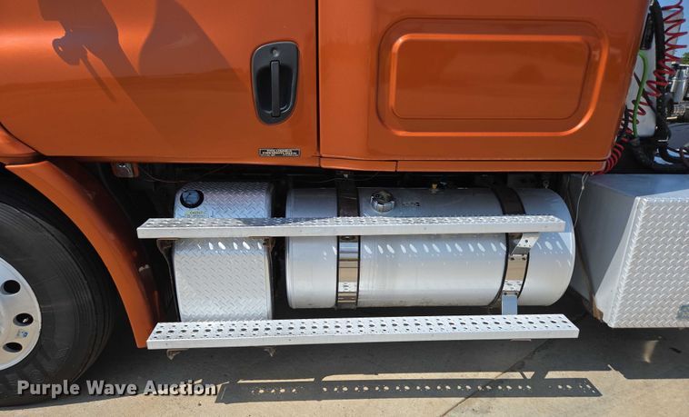 image for item ED2037 2015 Freightliner Cascadia semi truck