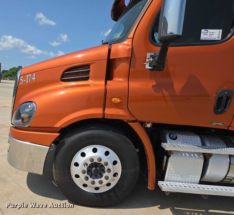 image for item ED2037 2015 Freightliner Cascadia semi truck
